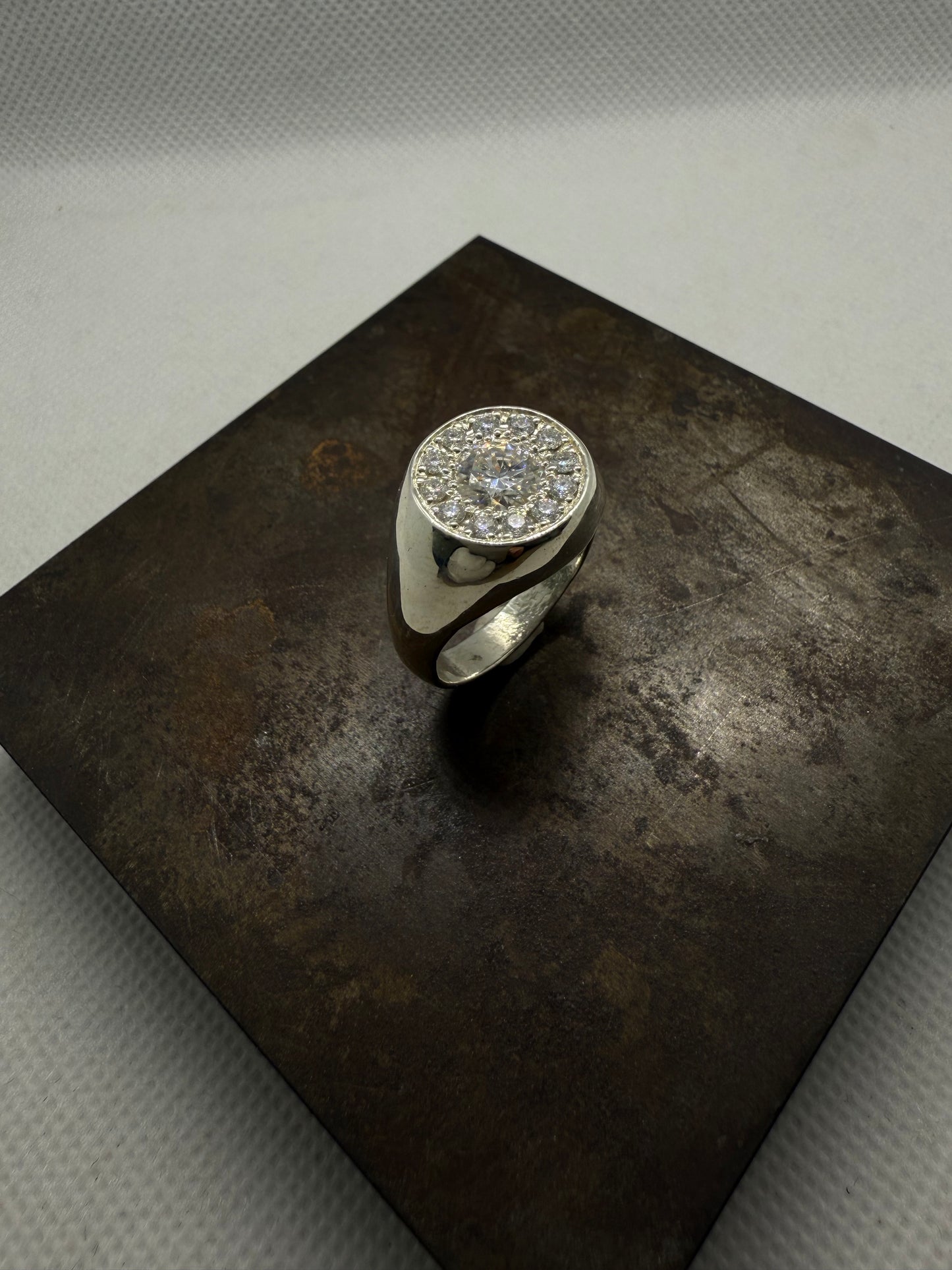 Chevalière entourage Moissanite