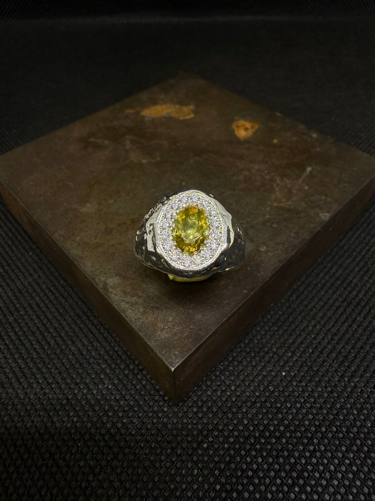 Chevalière brute Sphène et Moissanite