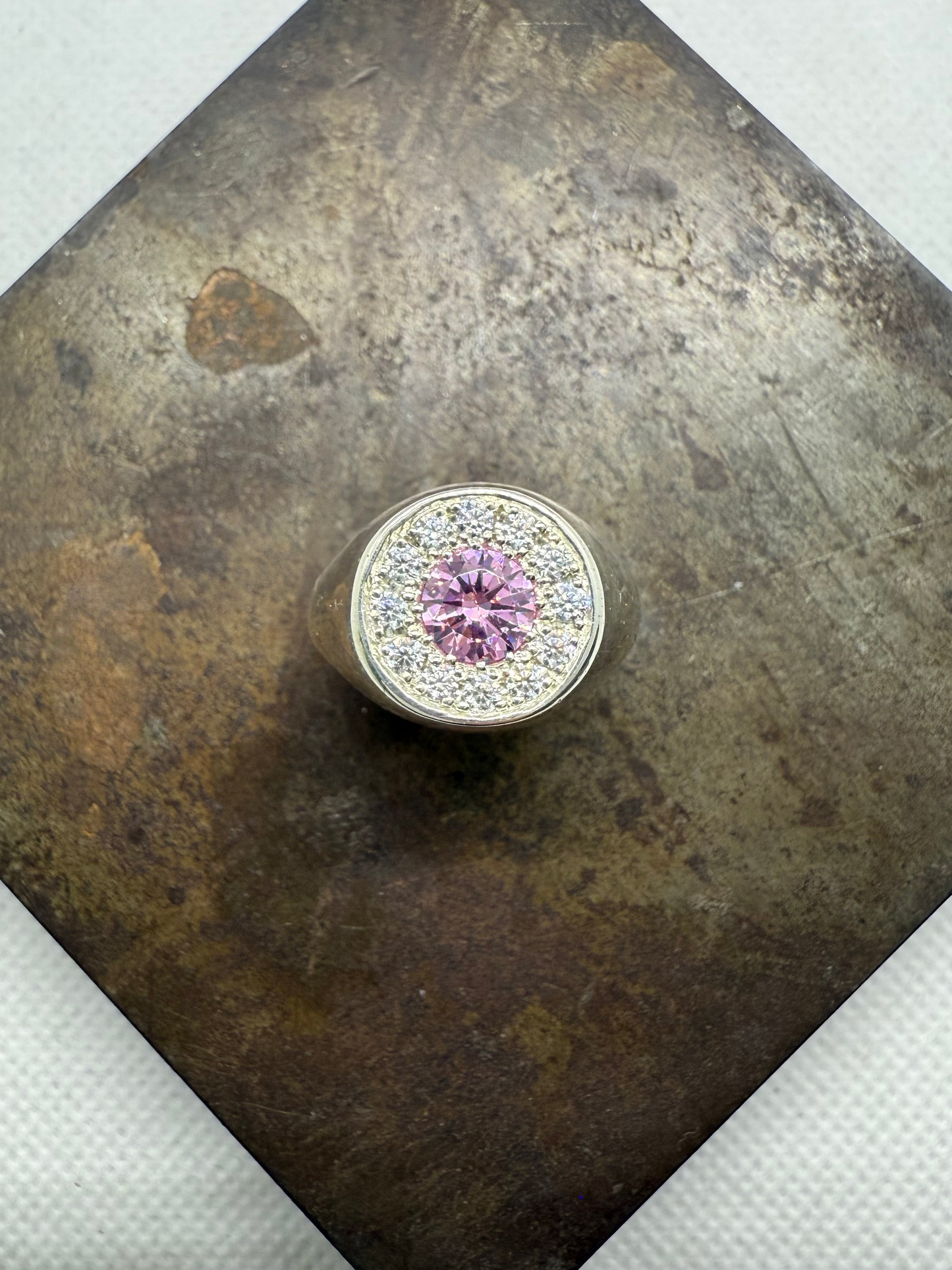 Chevalière entourage rose