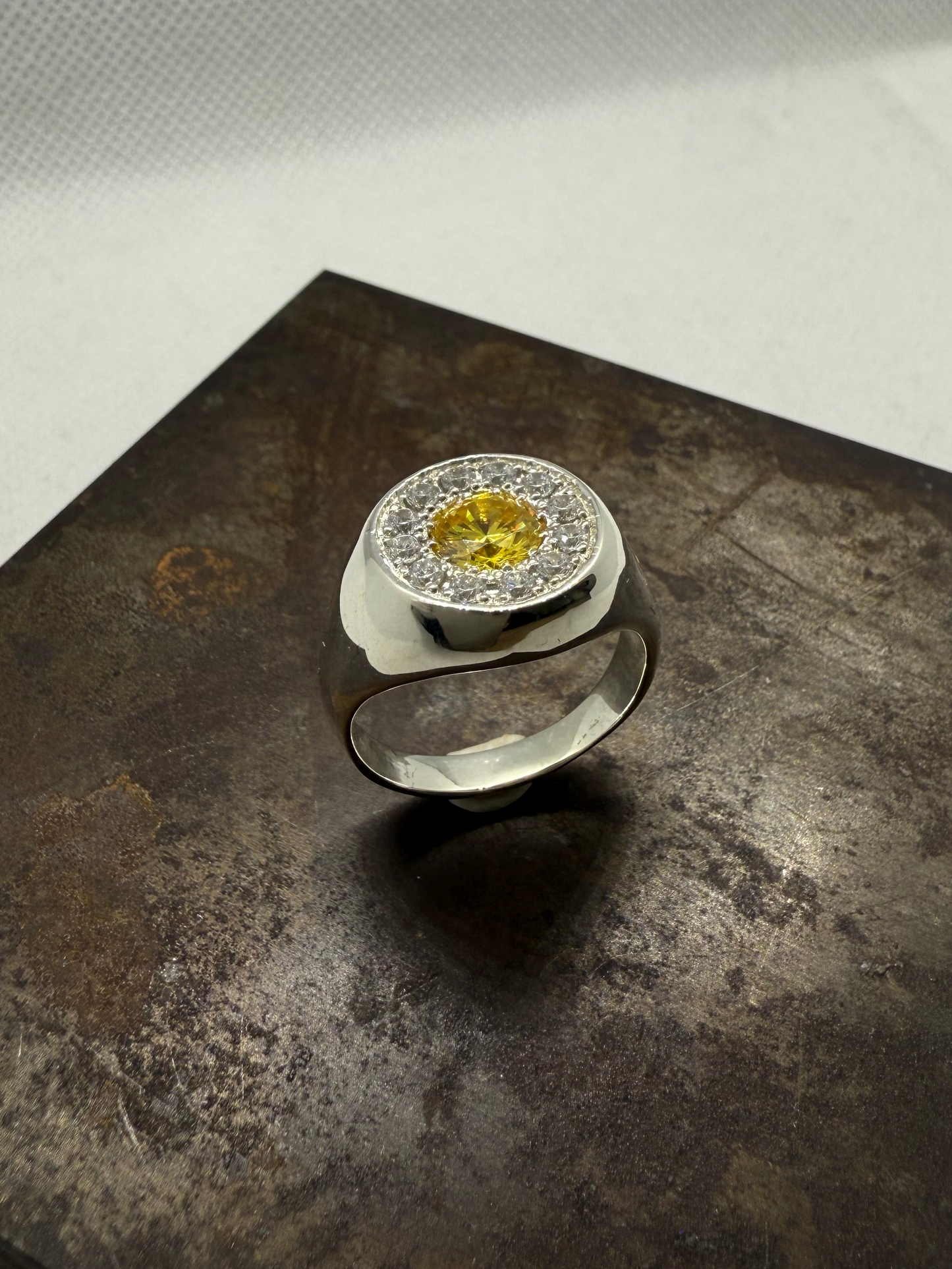 Chevalière entourage jaune