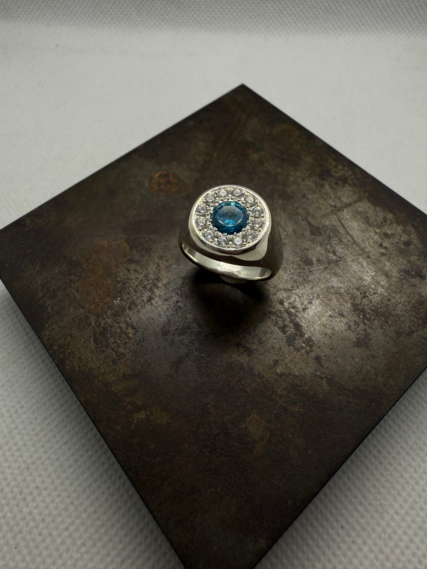 Chevalière entourage bleu turquoise