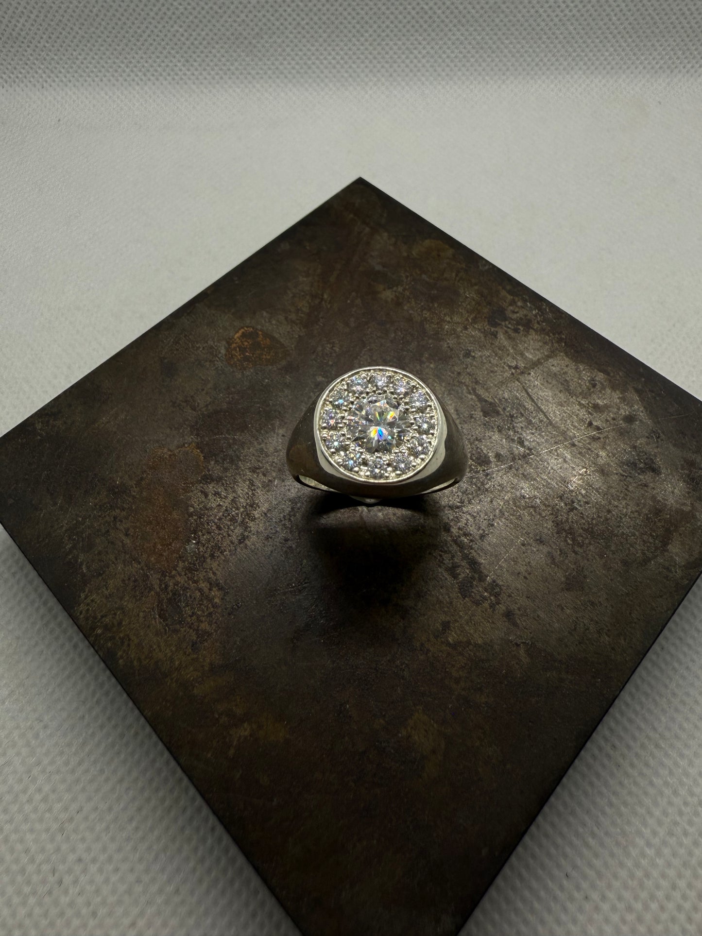 Chevalière entourage Moissanite