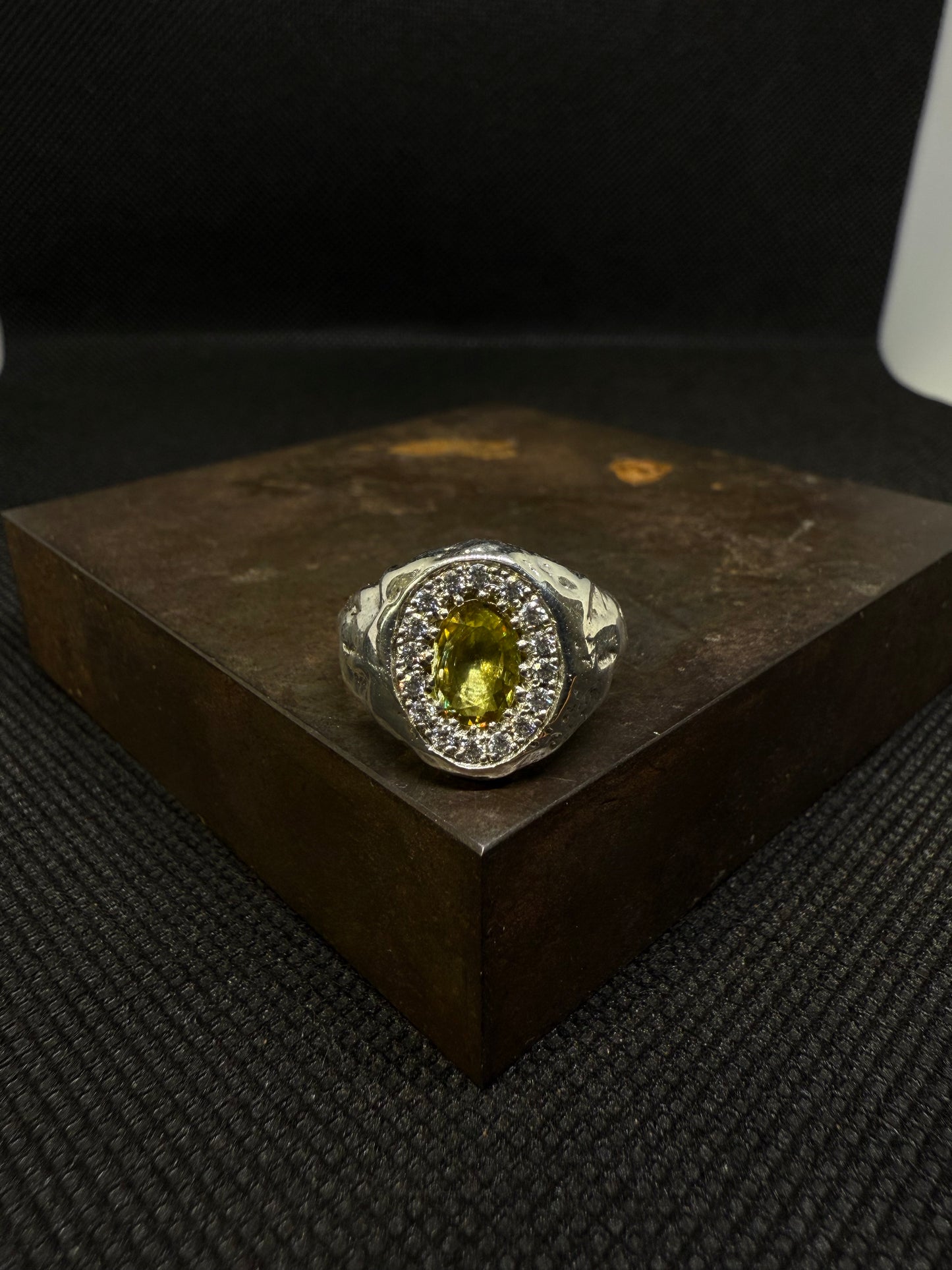 Chevalière brute Sphène et Moissanite