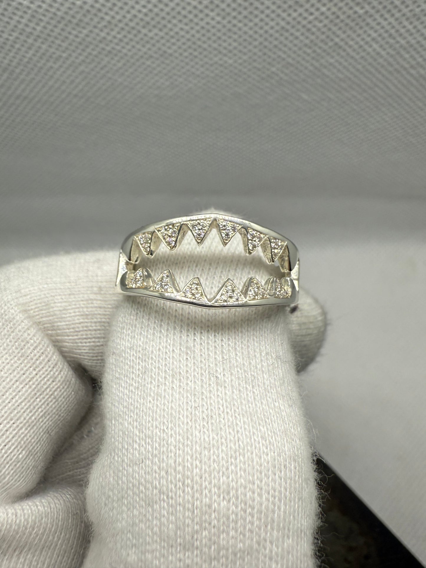 Shark Ring White ￼