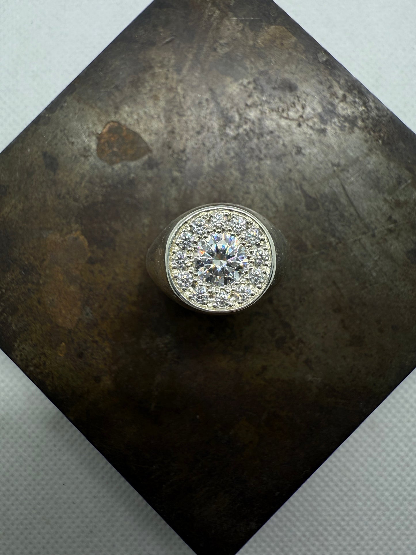 Chevalière entourage Moissanite