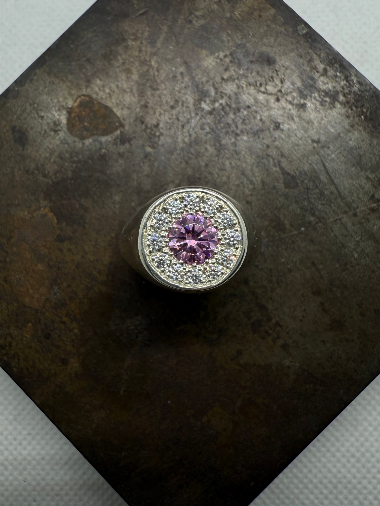 Chevalière entourage rose