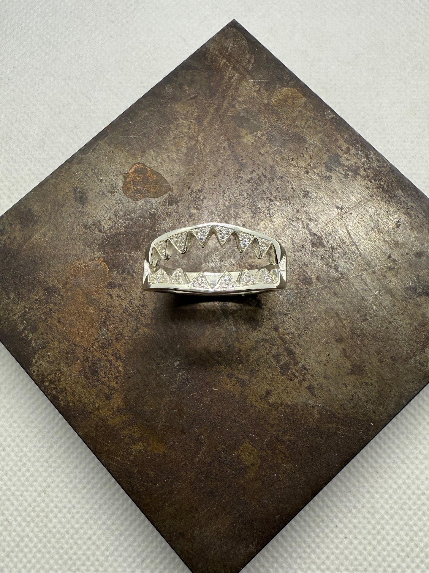 Shark Ring White ￼