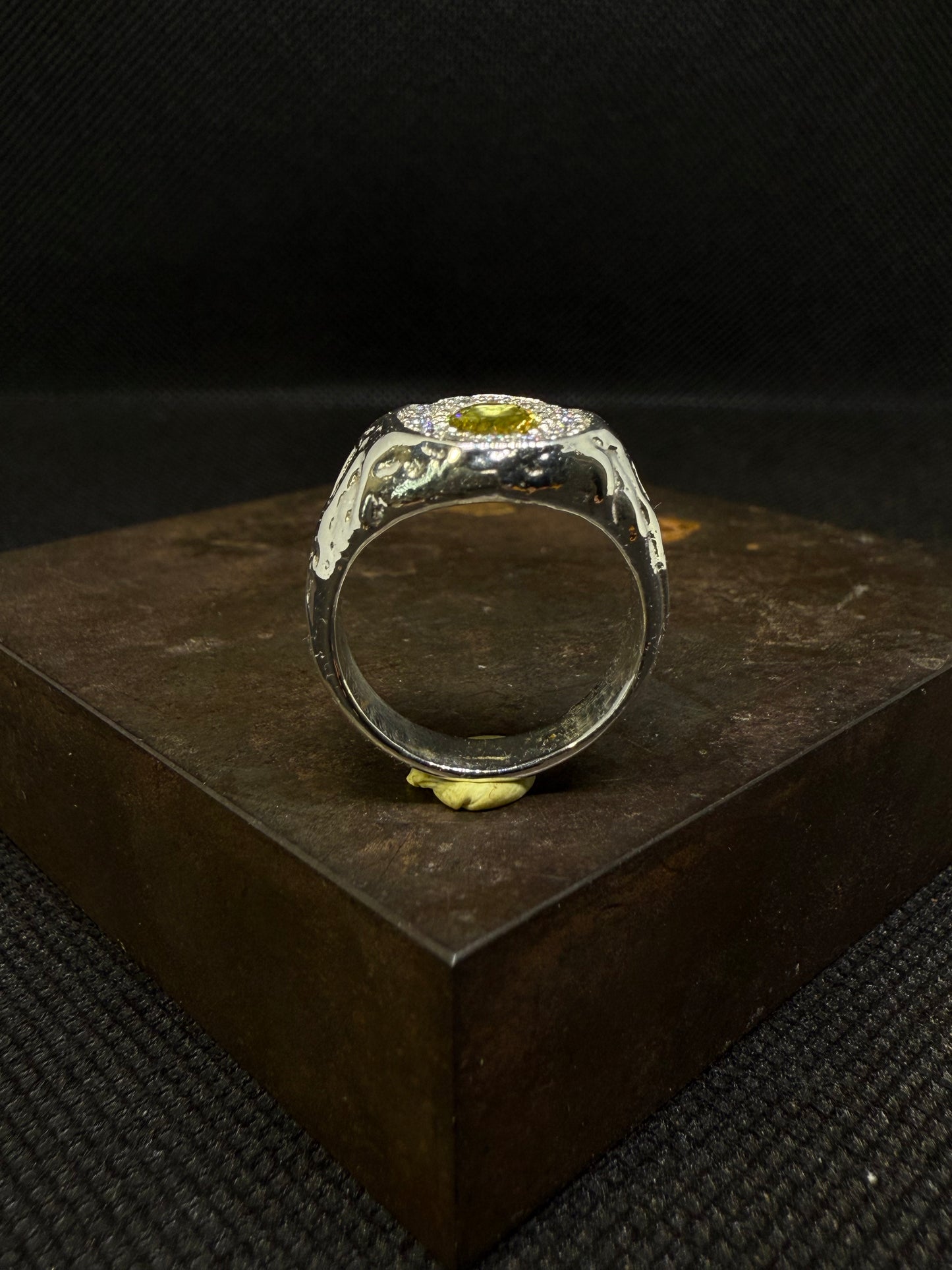 Chevalière brute Sphène et Moissanite