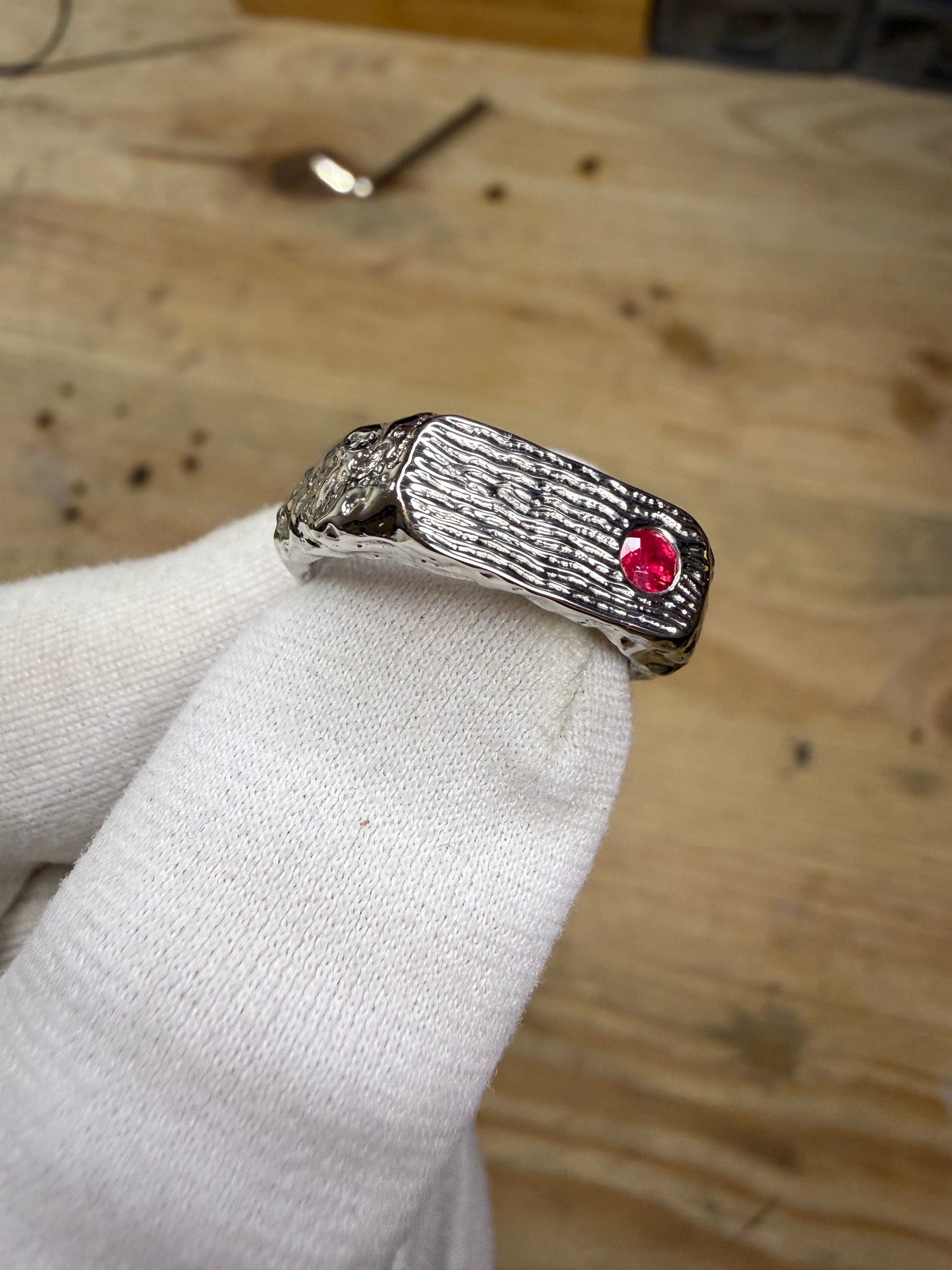 Brutus rectangle rubis rouge