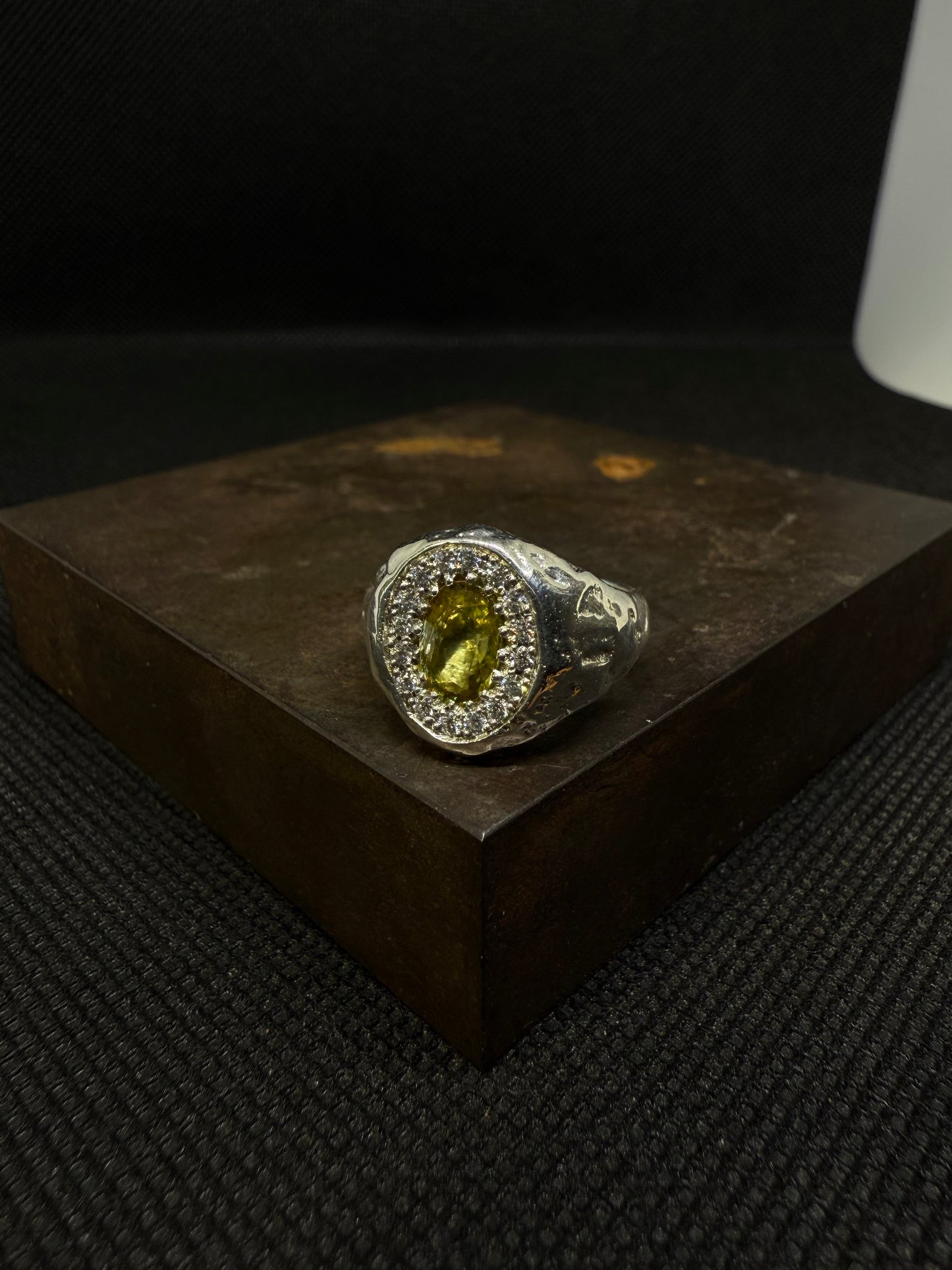 Chevalière brute Sphène et Moissanite