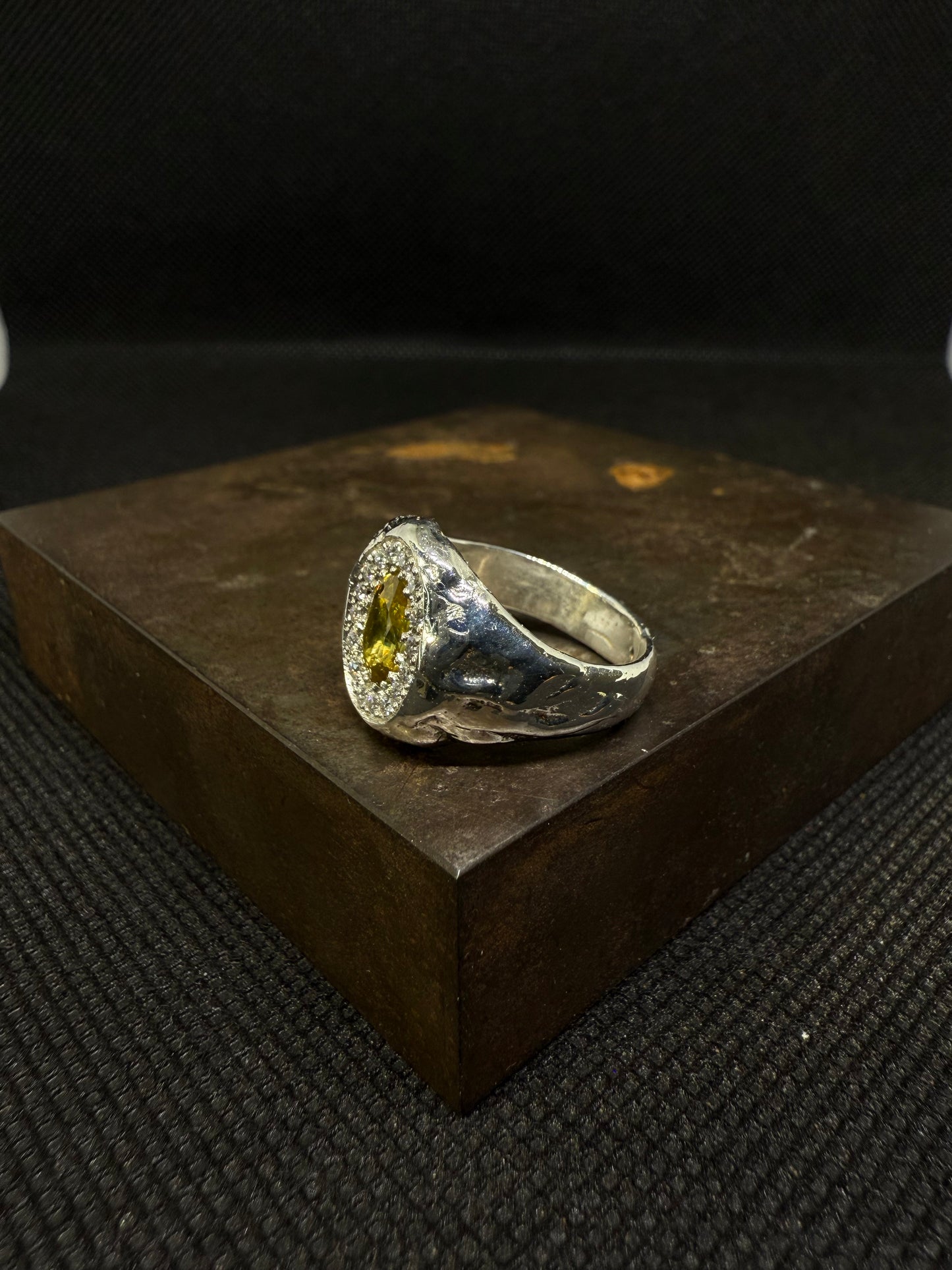 Chevalière brute Sphène et Moissanite