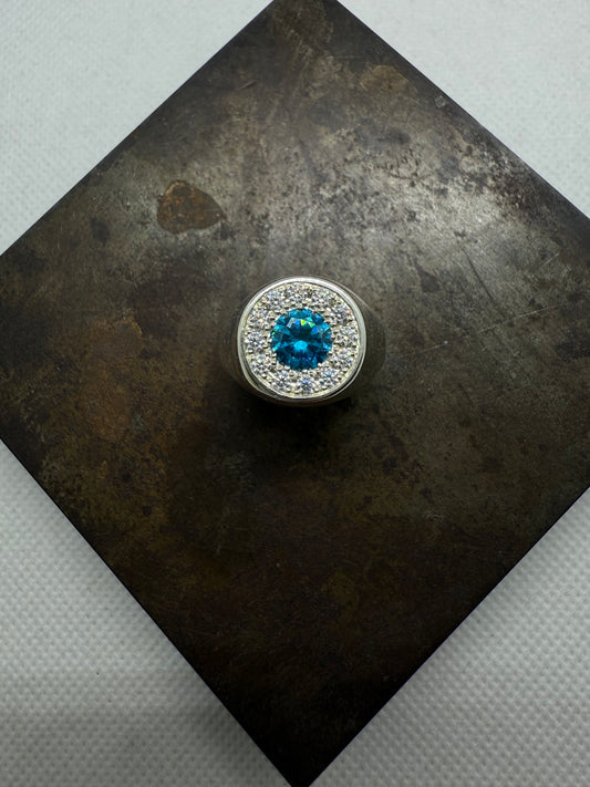 Chevalière entourage bleu turquoise