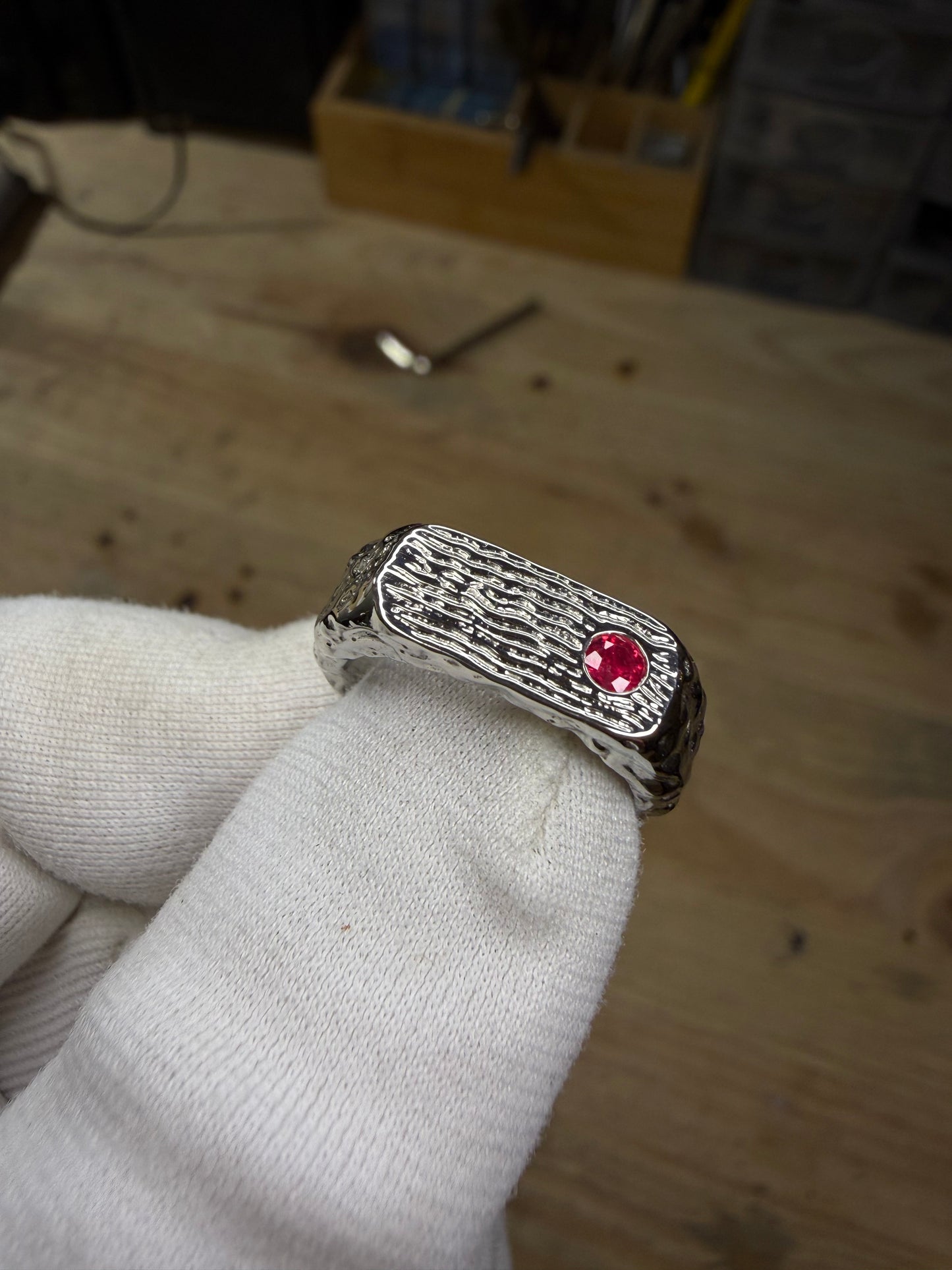 Brutus rectangle rubis rouge