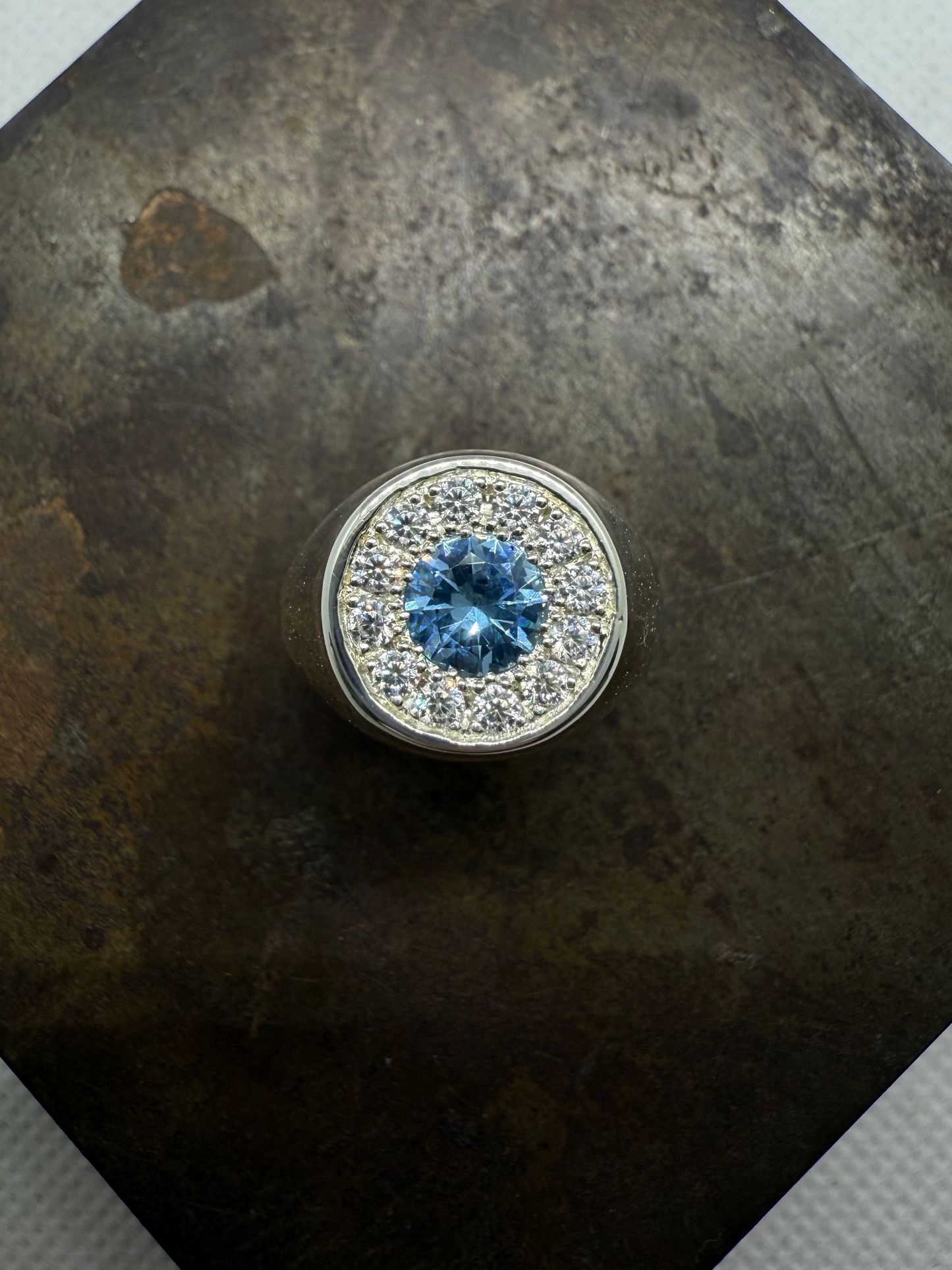 Chevalière entourage bleu ciel