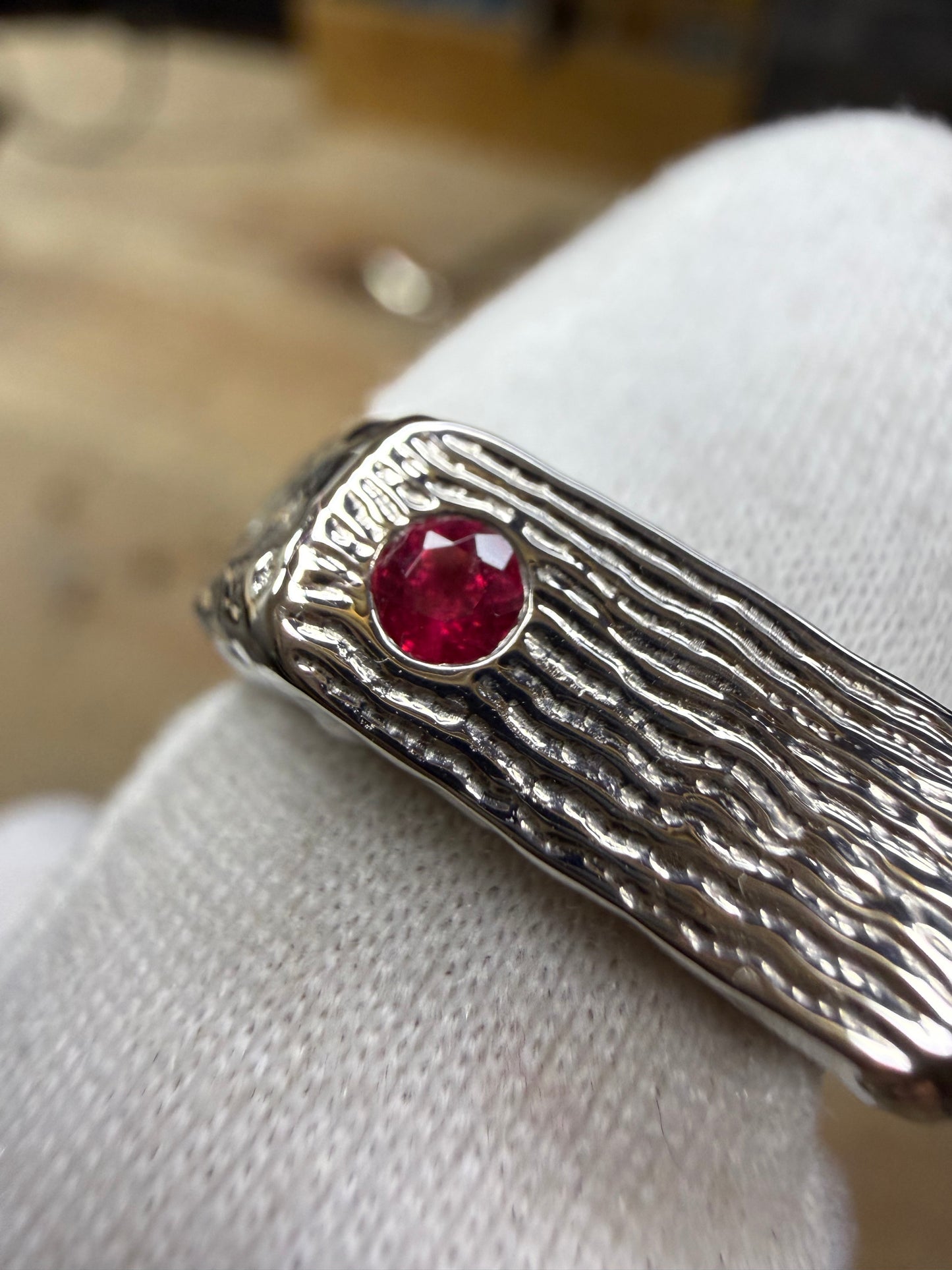 Brutus rectangle rubis rouge